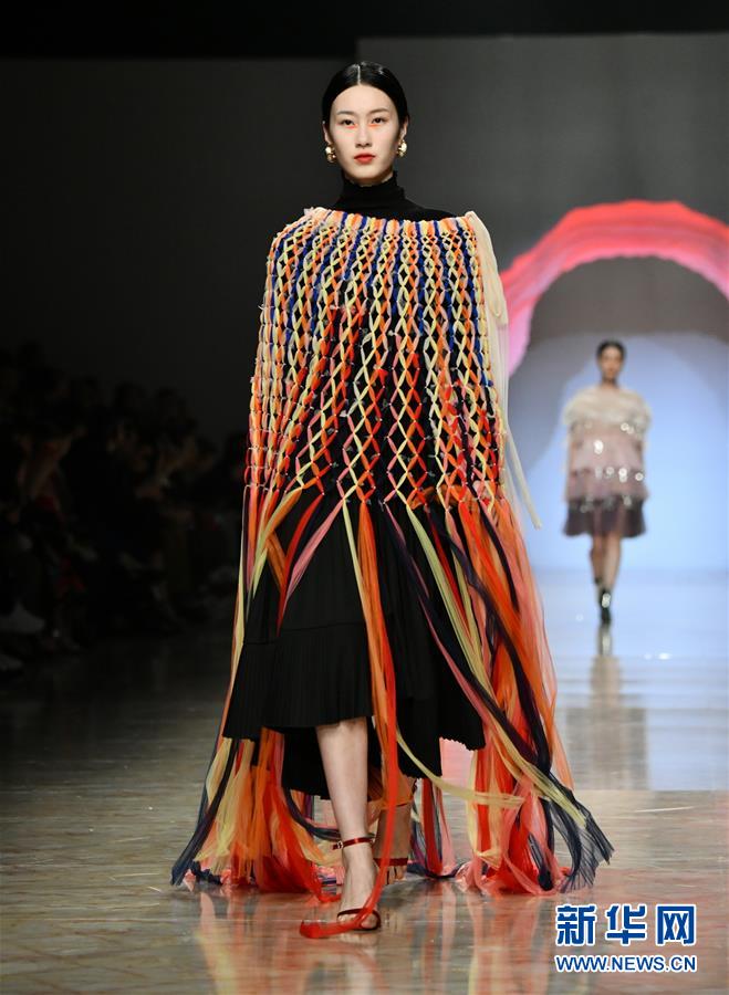 #（新華視界）（6）圍巾披肩配飾品牌“WOO嫵”亮相上海時裝周
