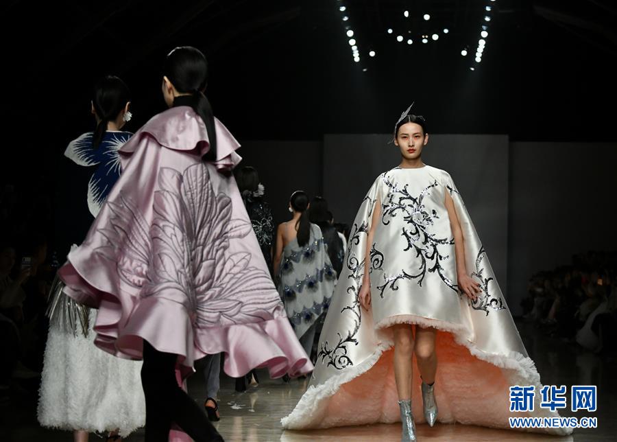 #（新華視界）（7）圍巾披肩配飾品牌“WOO嫵”亮相上海時裝周