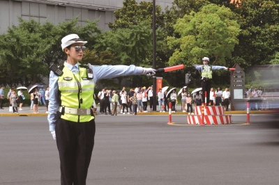 浦东女交警在烈日下指挥交通.赵立荣摄