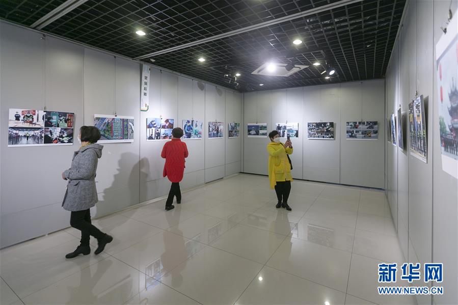 （新華網）上海閔行舉行“戰疫”主題攝影展  