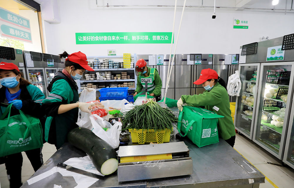 "叮咚买菜"上海浦东云山路前置仓内,分拣员在根据网络订单配货.