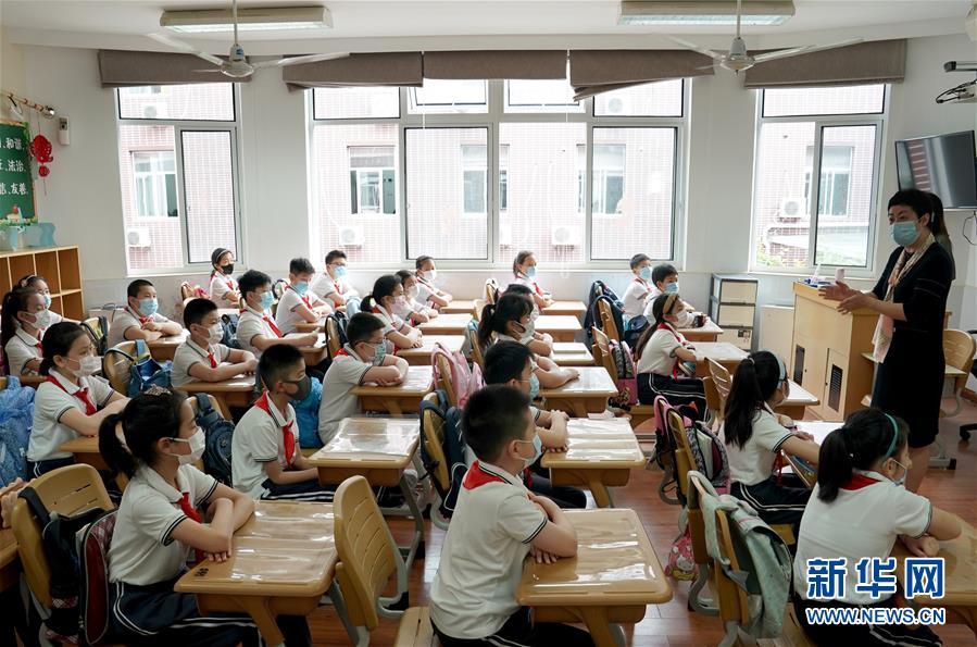 上海:第三批约60万名中小学生返校开学