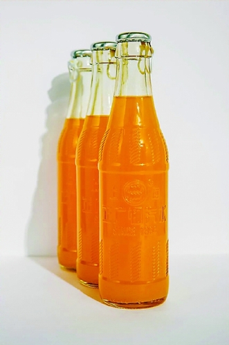 左图:正广和为即将上市的复刻橘子汽水设计了复古海报.