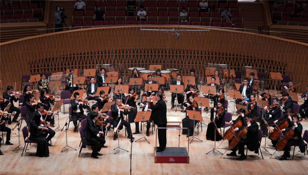中国指挥家余隆(中)正在指挥上海交响乐团演出.(受访者供图)