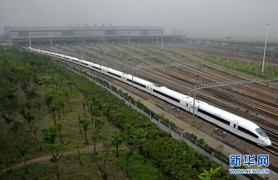 北京 高铁/图为一辆正在试运行的CRH380B京沪高铁驶离上海虹桥站。