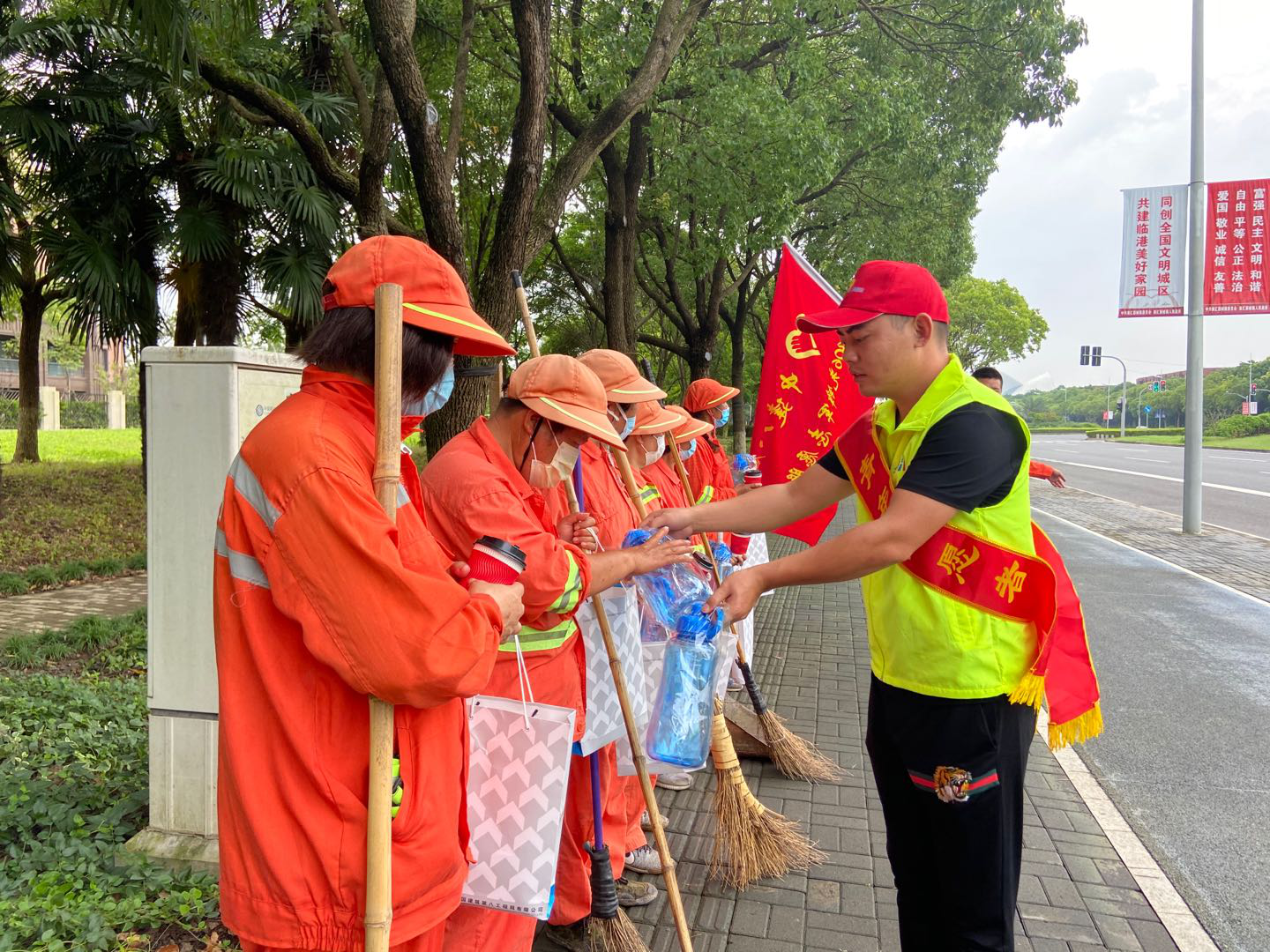 上海临港:行走的志愿者送清凉,"守护最美劳动者"