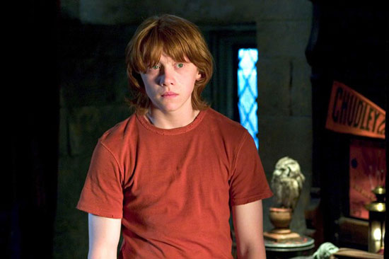 2005年《哈利·波特与火焰杯》中,罗恩的头发更长了.