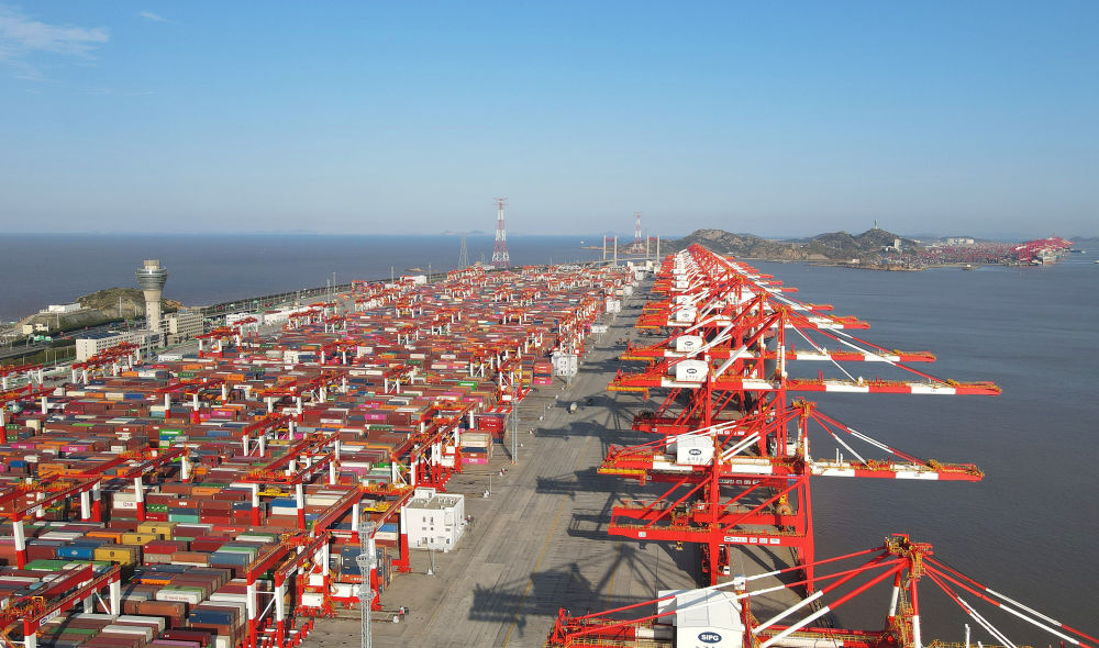 上港集团副总裁方怀瑾说,新港采用了全球最先进的港口技术,不仅在自动
