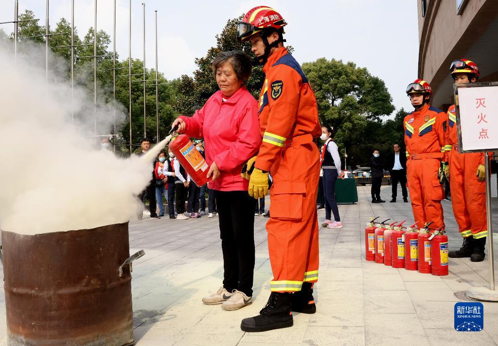 通过疏散逃生,紧急避险,灭火器使用以及单位微型消防站与消防指战员