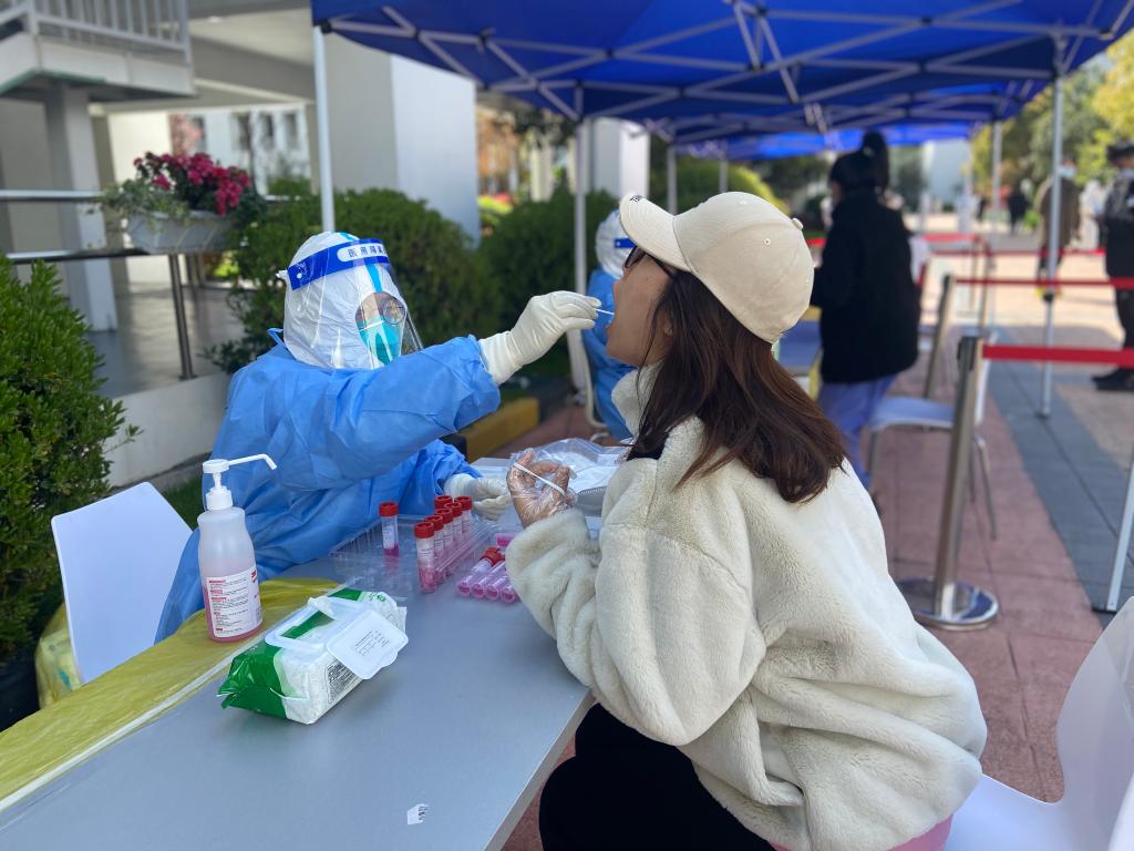 新华全媒直击上海最大规模核酸检测决战在每条街巷