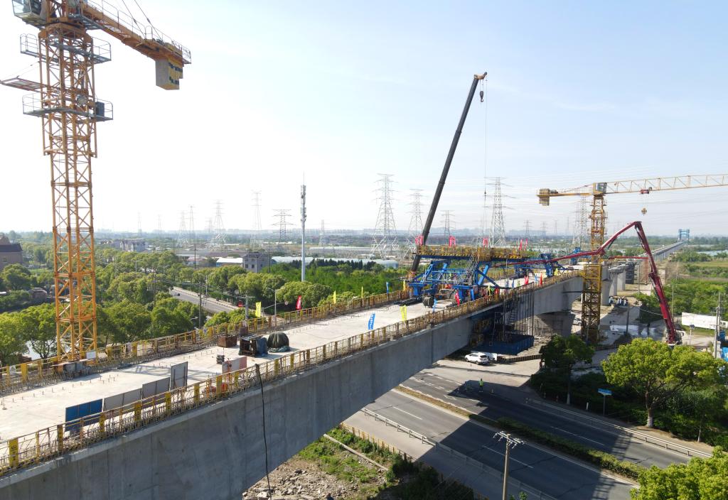 上海：箱梁架设大桥合龙 高铁建设推进正酣