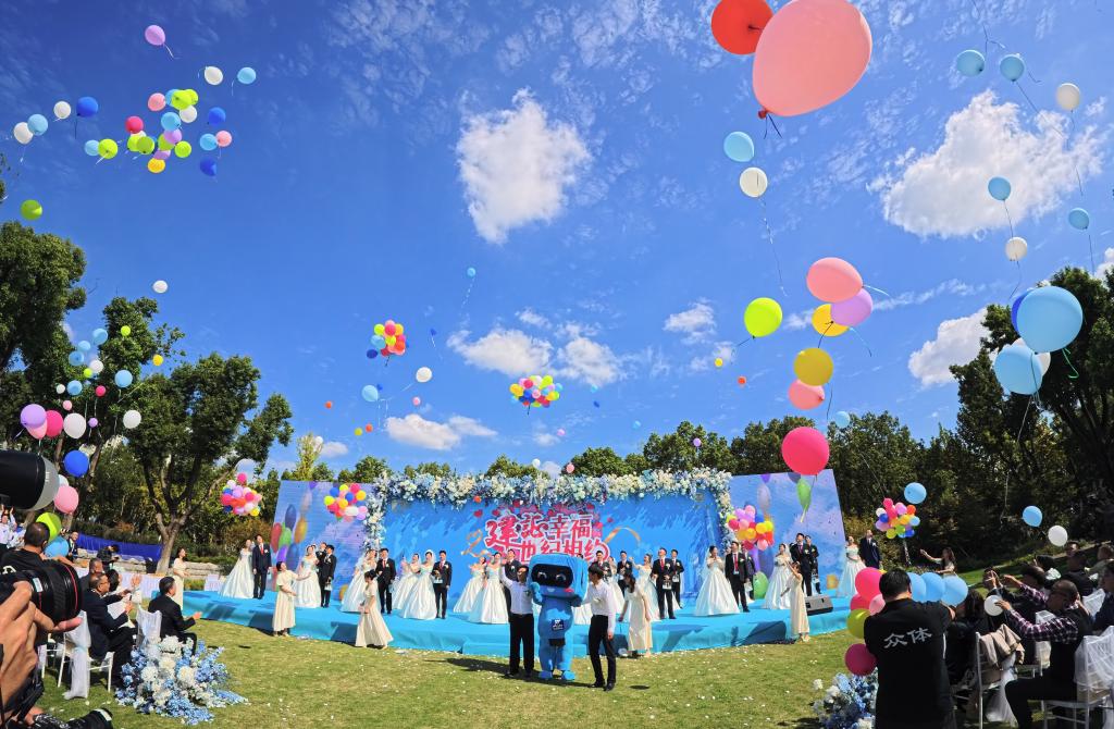 上海：城市建設者們的集體婚禮