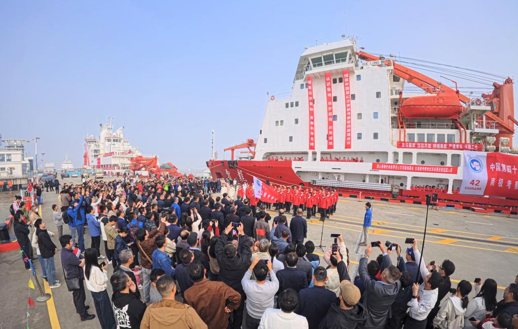 双“龙”出海 中国第42次南极考察队起航 