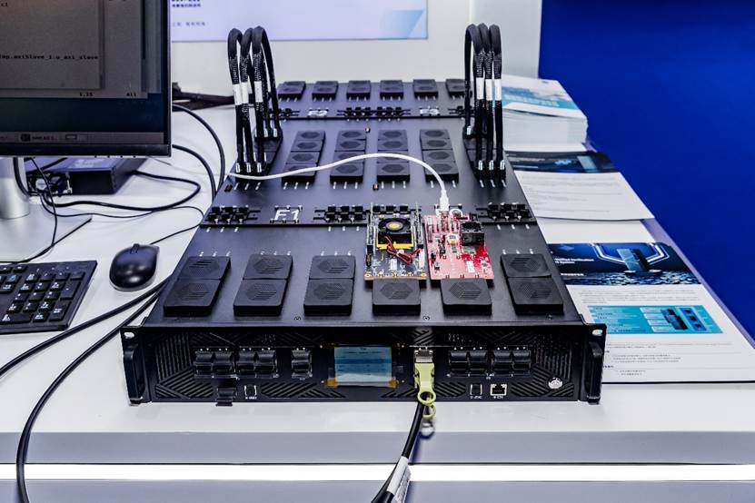 桌子上摆放着黑色的机器AI 生成的内容可能不正确。