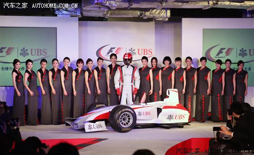 F1中国大奖赛 冠军奖杯和车模服饰亮相
