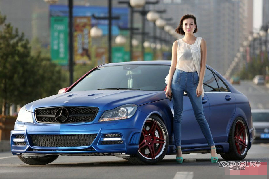 风情知性模特紧身裤单挑奔驰_新华网上海频道