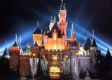 上海迪士尼童话城堡轮廓初现   游客可扮公主游城堡