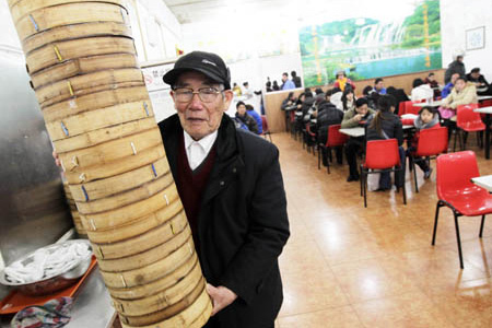 八旬老汉开小店17年捐款32万