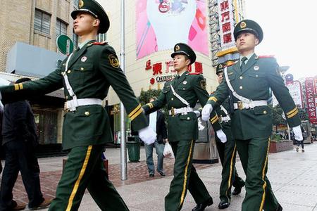 霓虹灯下新哨兵 30载接力铸忠诚