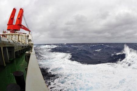 “雪龙”号前进至距搜寻目标1000海里