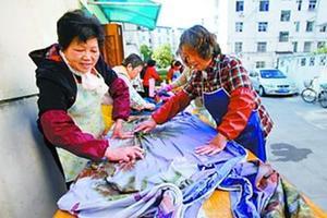 平均年龄67岁的服务队 为近200多名高龄老人免费洗衣