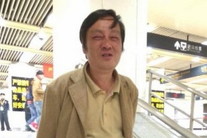 一饿汉挟持路人求坐牢 “上海爷叔”徒手夺刀救人