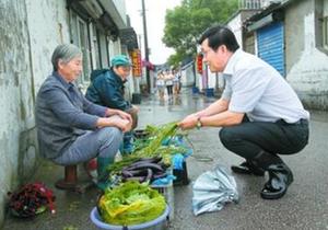 嘉定区安亭镇联西村党总支书记唐祝平每天从走访村民开始