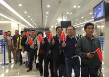 也门撤侨人员抵达浦东机场 首批一行共24人|图