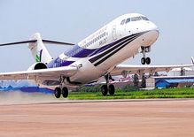 中国自主研制ARJ21飞机在浦东机场正式首飞成功