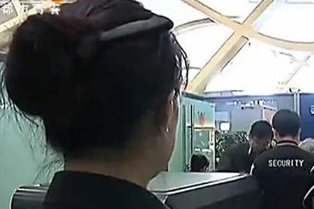 昆明吃货大妈头上插刀过安检 网友:吓死宝宝了