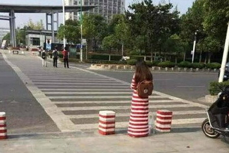  女生与隔离墩撞衫 走红 正面照曝光网友赞可爱