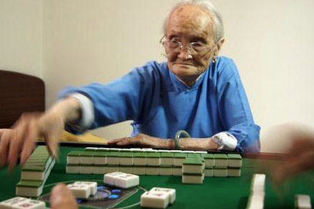 惊人! 小伙为长寿不喝水  扒扒奇葩的长寿秘方-新