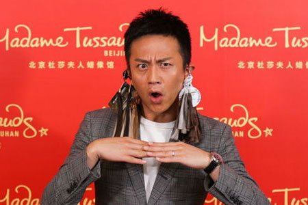 邓超为蜡像量身搞怪停不下来 否认郑恺被撕发