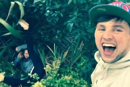 英国一 小伙整蛊姐姐走红 网络-新华网