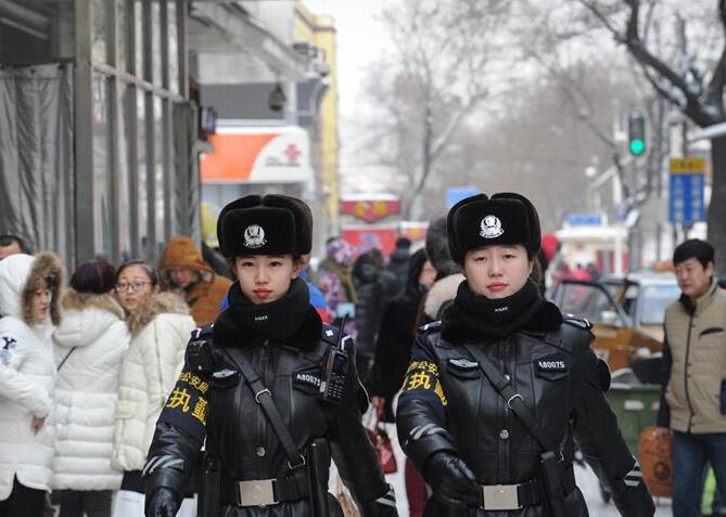 96年小妞手绘上海地标 张张美爆将时间定格