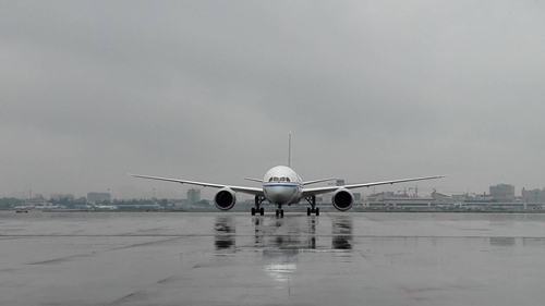 首架  梦幻客机  飞抵虹桥 京沪空中快线  投入运营 
