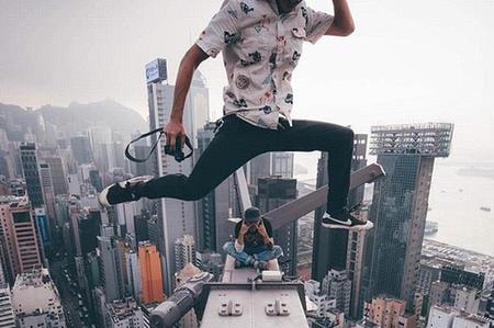 玩命!滑板少年香港摩天大楼顶边缘挑战极限