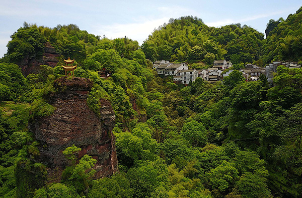 在安徽齊雲山，訪道躲夏