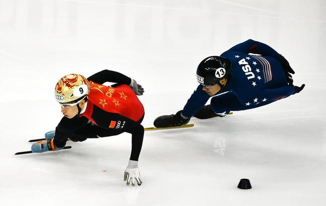 短道速滑--世界杯上海站:美国队打破男子5000