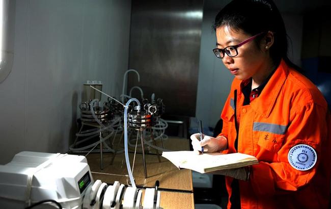 探索馬裏亞納海溝的小花們 記科考團隊的女隊員