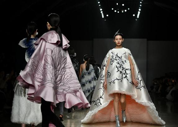 围巾披肩配饰品牌“WOO嫵”亮相上海时装周