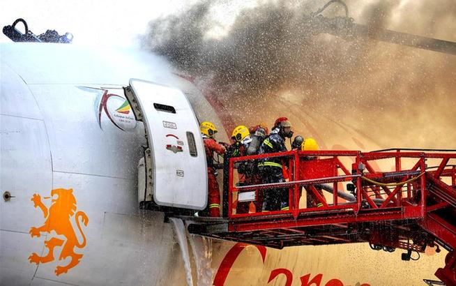 浦东机场一货机起火被扑灭 18辆消防车赶赴现场处置