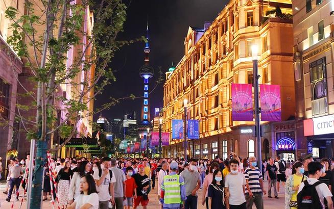 上海南京路步行街東拓段亮燈“開街”
