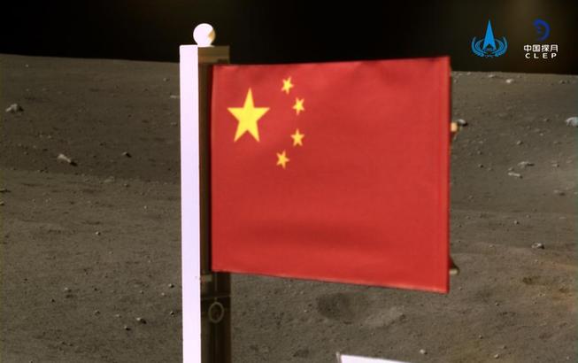國家航太局公布嫦娥五號月表國旗展示照片